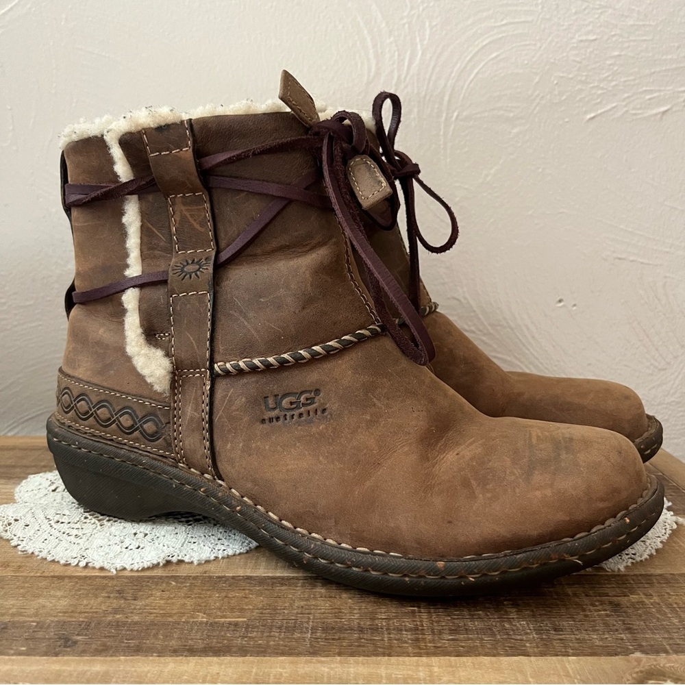UGG Women's Chestnut Lace-Up Boots